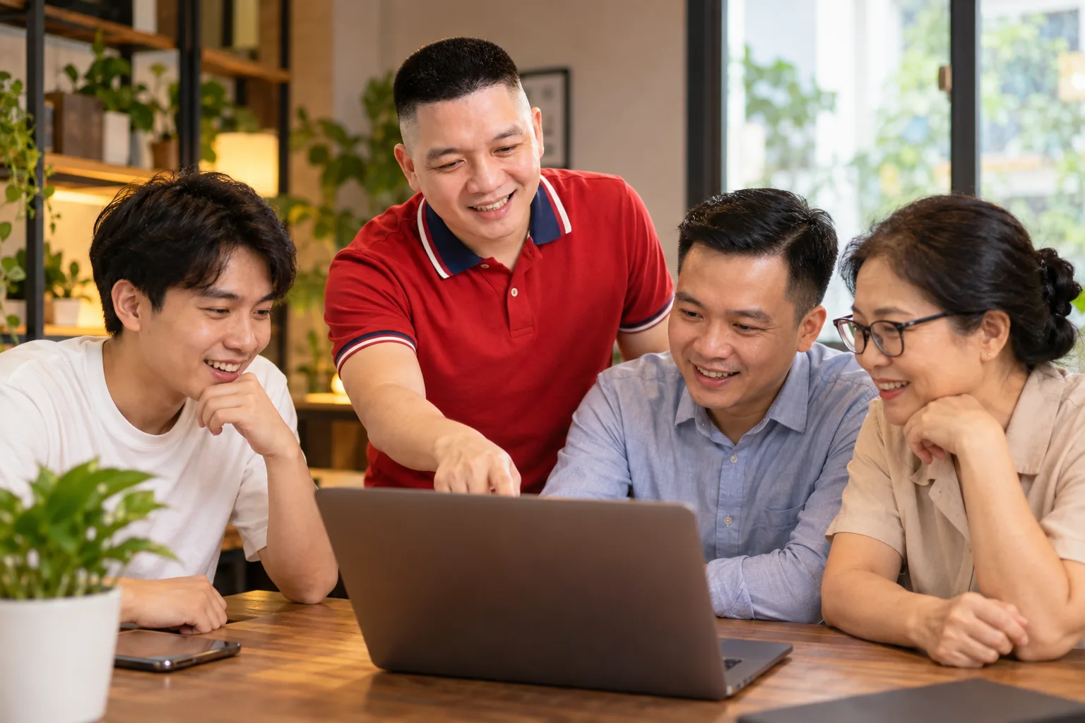 Anh Trần Nguyên Hoàn hướng dẫn ba người ở tuổi 25, 35 và ngoài 45 cùng học AI trên laptop