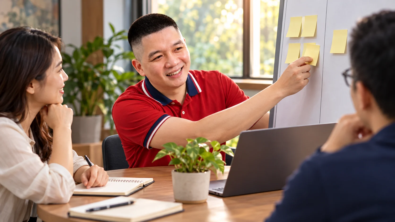 Trần Nguyên Hoàn cùng nhóm xem phản hồi và điều chỉnh kế hoạch trên bảng giấy
