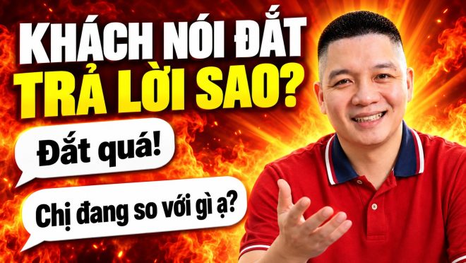 Trần Nguyên Hoàn mặc áo polo đỏ hướng dẫn cách trả lời khi khách nói đắt quá